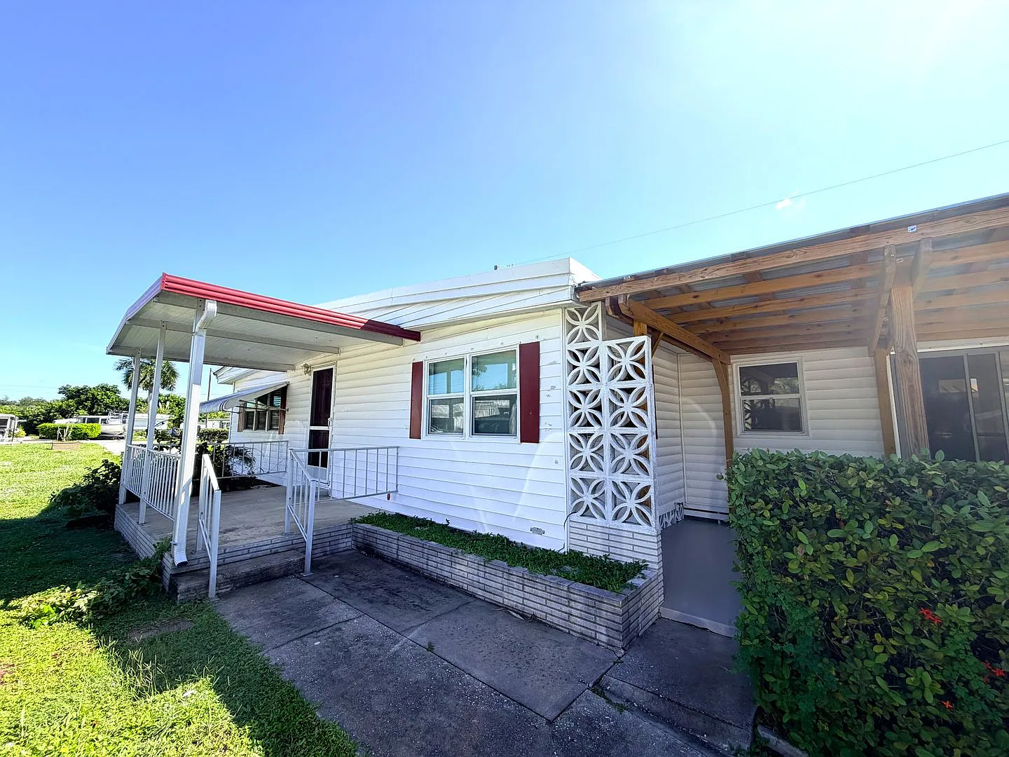 First Month Rent Free! 2/1.5 In N. Ft. Myers Quiet Community! — Photo 2