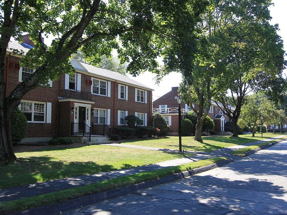 2nd image of 11 Captain Parker Arms APT 12