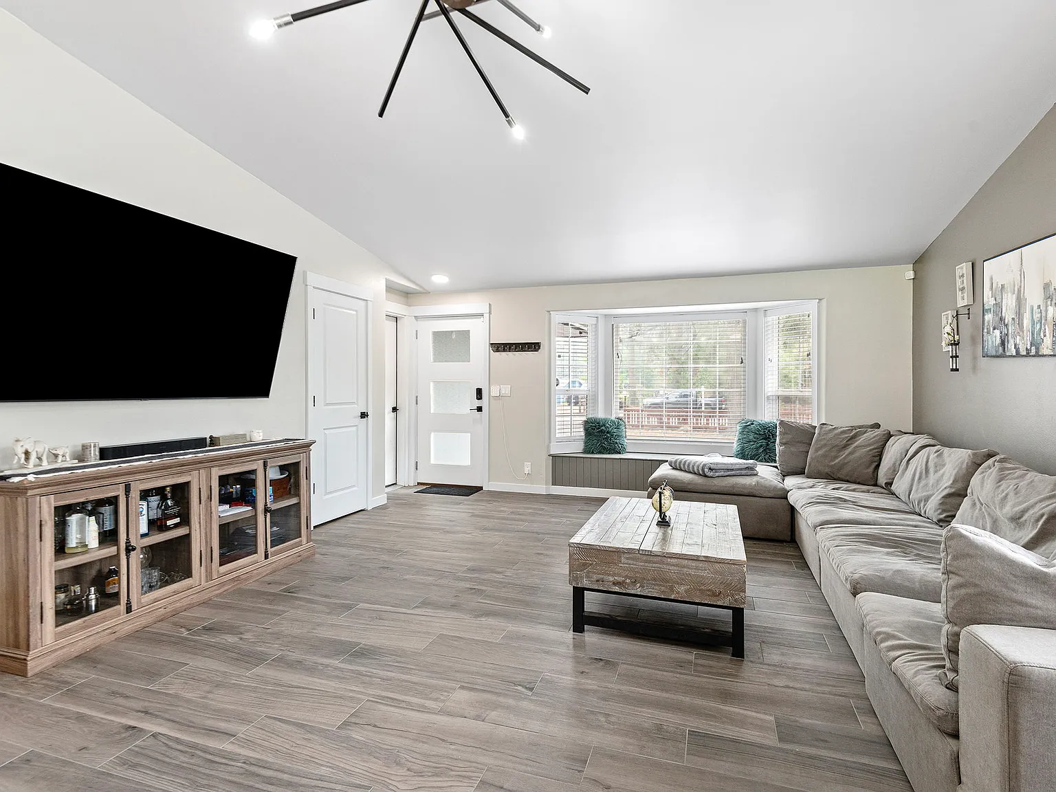 3 bed, 1126 sqft, $2,950 — Photo 2