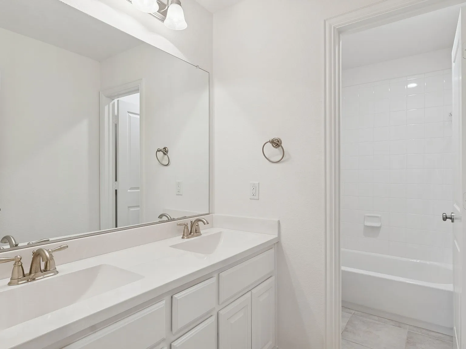 5 bed, 3816 sqft, $4,400 — Photo 2