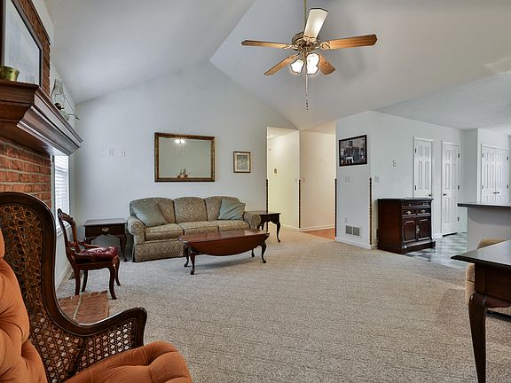 5th image of 211 Woodfield Cir