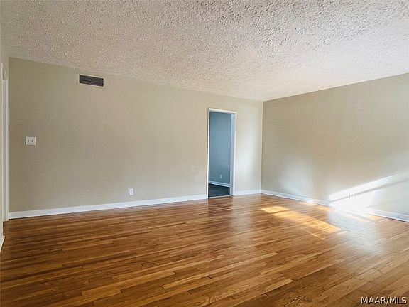5th image of 960 Parkwood Ct