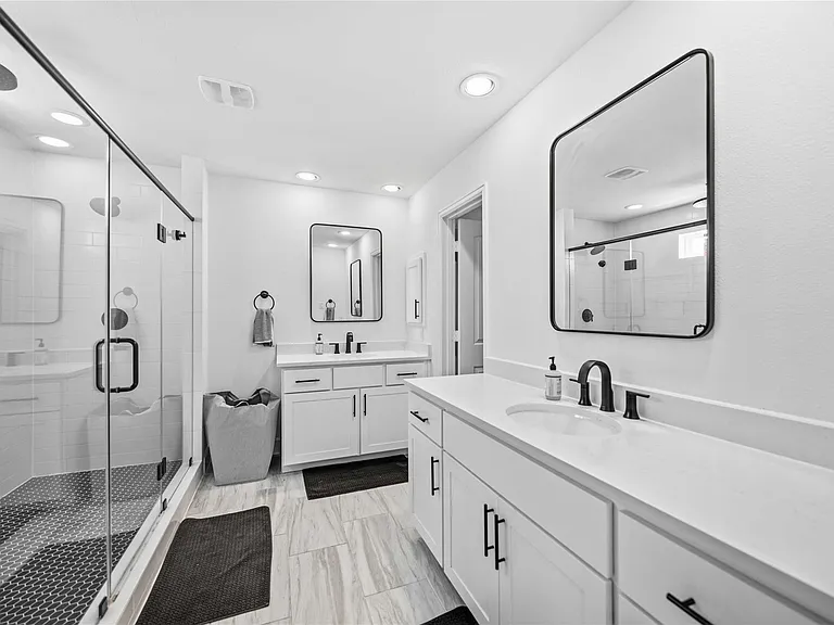 723 W 16th St — Photo 24