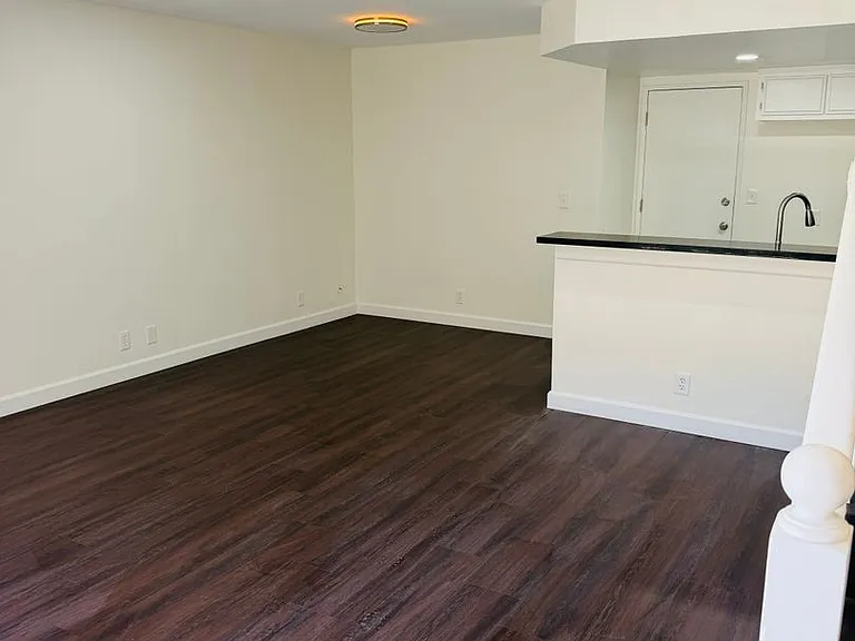 302 - 10331 Downey Avenue — Photo 4