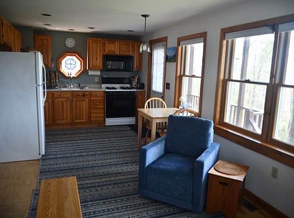 Open kitchen/ living room. 

 KEEP