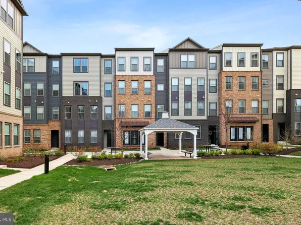 46007 Woodpecker Sq, Sterling, VA 20165