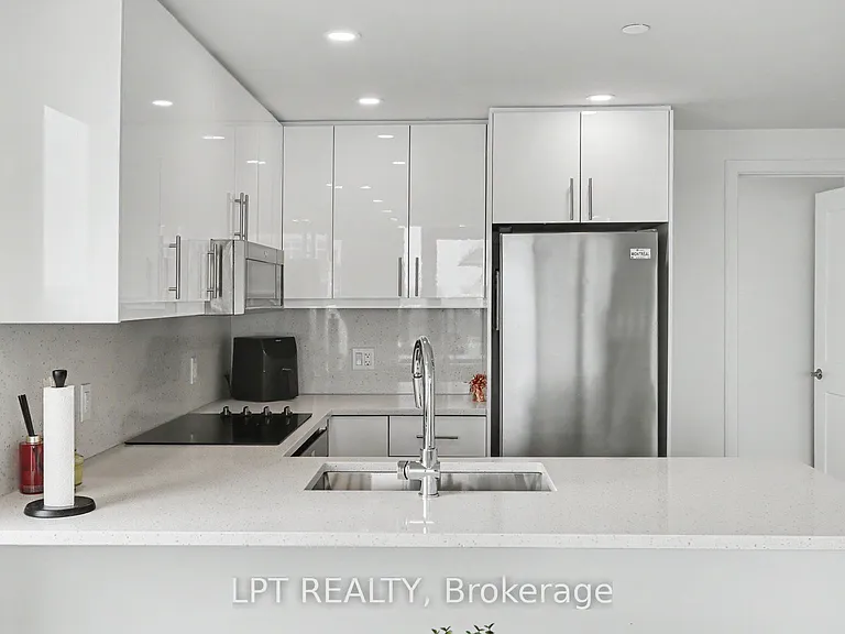 180 George St #1705 — Photo 4