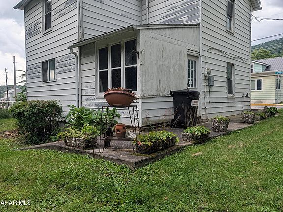 4th image of 733 N Spring St
