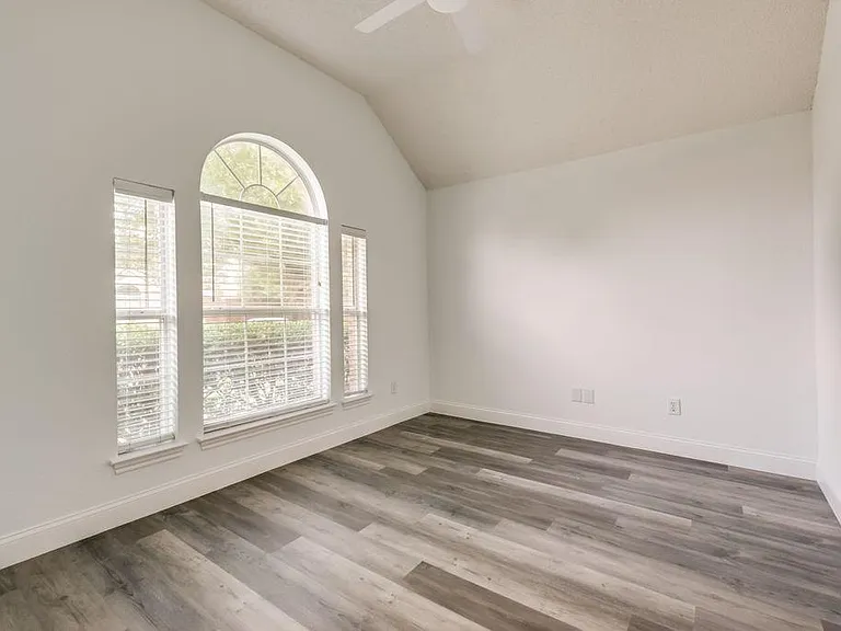 10717 Pineview Ln — Photo 3