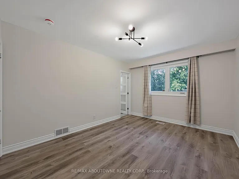 2130 Greenhurst Ave #UPPER — Photo 13