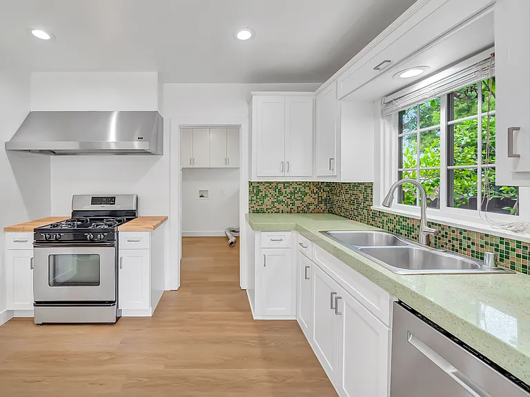 546 S Beachwood Dr — Photo 65