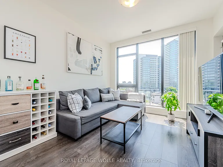 690 King St W #610 — Photo 12