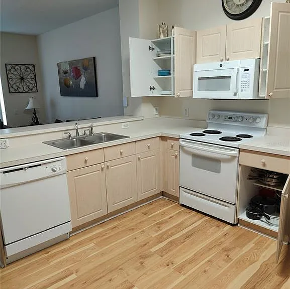 2411 Silver Palm Dr — Photo 4