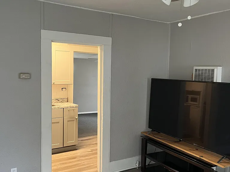 4207 1/2 N Beaver Ave — Photo 3