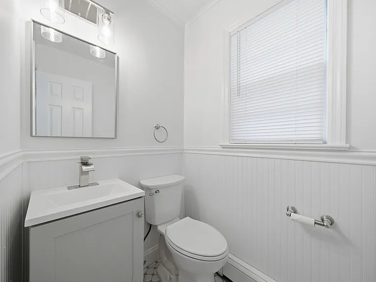 10 Lloyd Ave — Photo 19