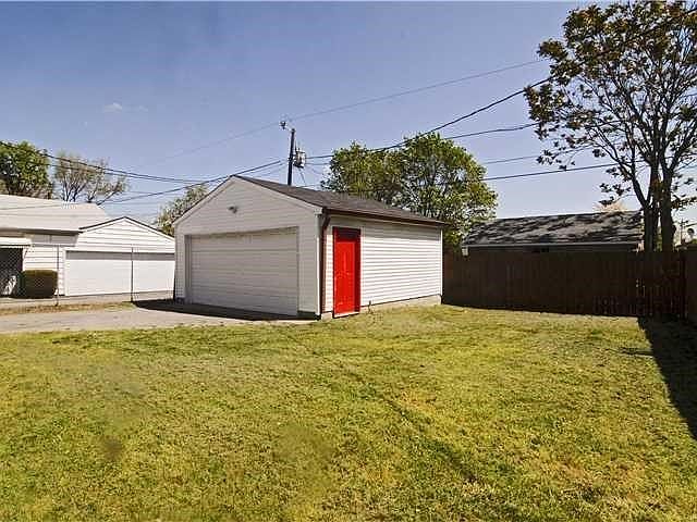 2nd image of 1411 W Lynn Dr