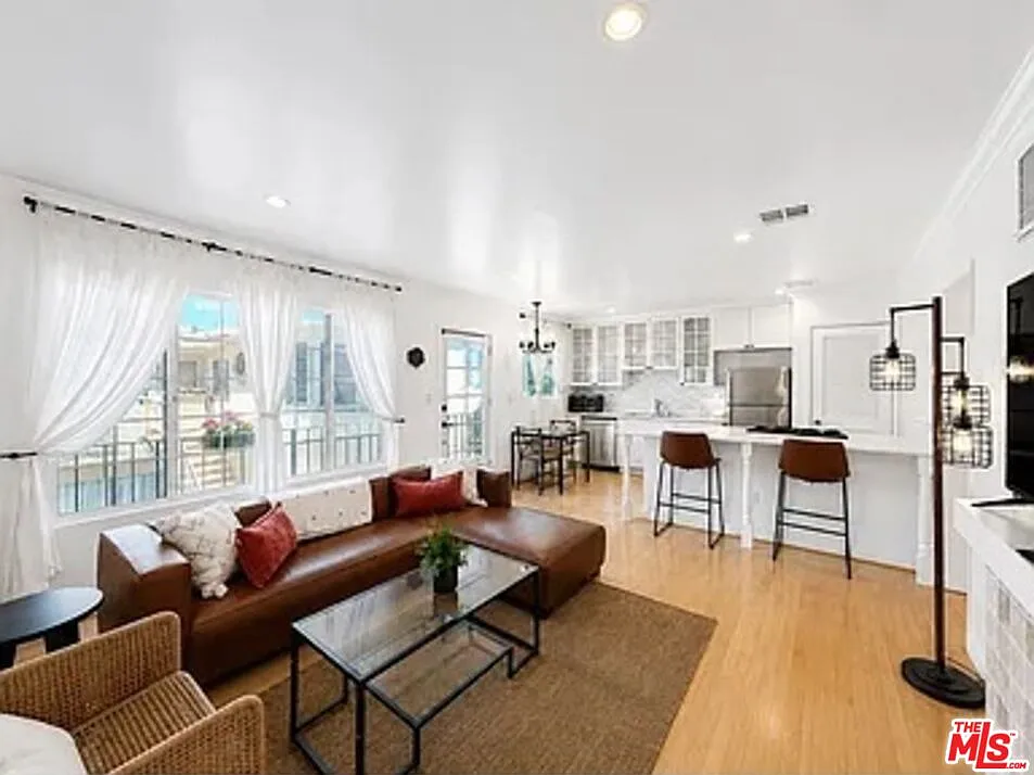 2 bed, 2.0 bath, 1000 sqft, $5,500 — Photo 2