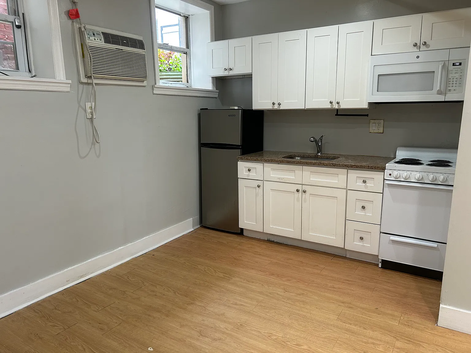 Studio, $890 — Photo 2