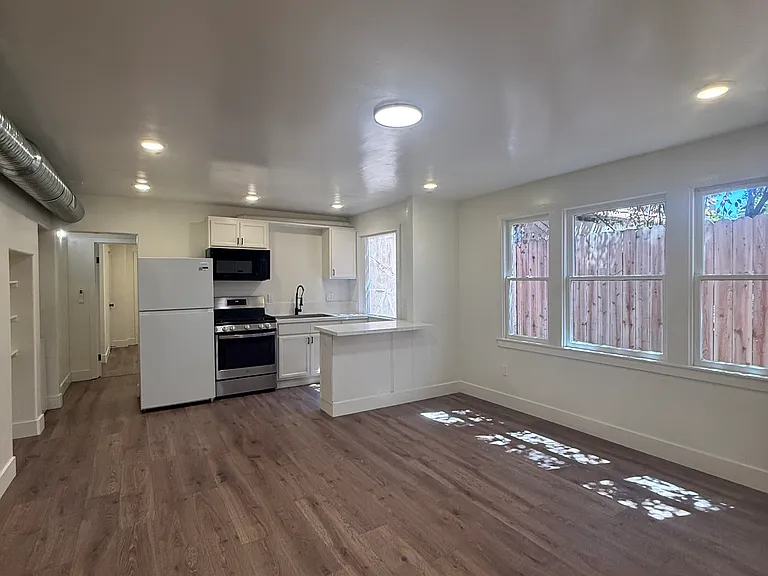 425 28th St #425 — Photo 3