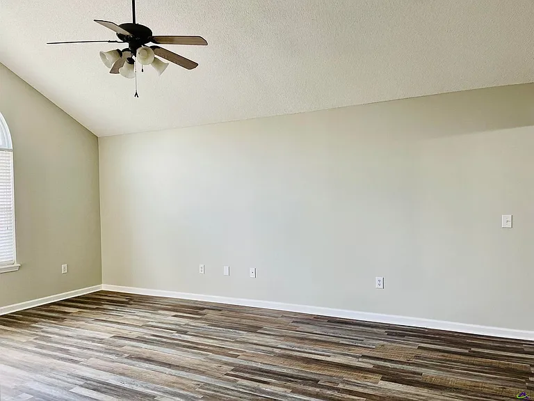 321 Deerfield Cir — Photo 6
