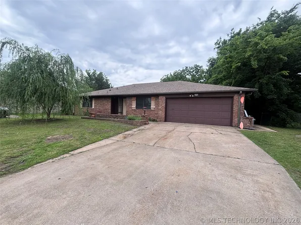 10826 E 26th Pl, Tulsa, OK 74129