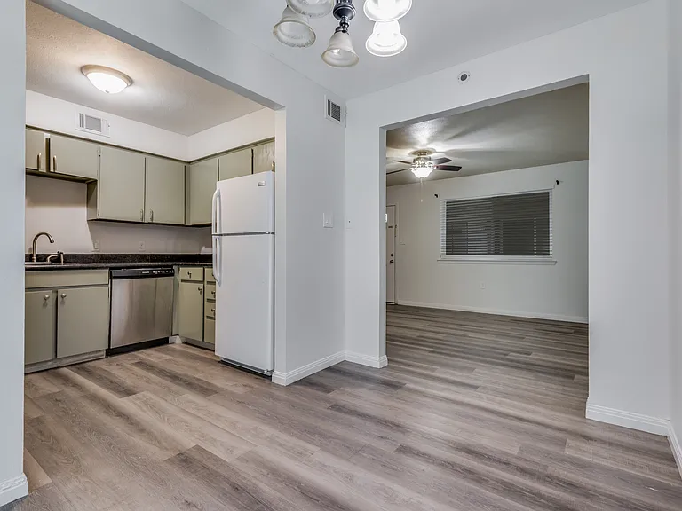 428 N Dallas Ave #7 — Photo 7