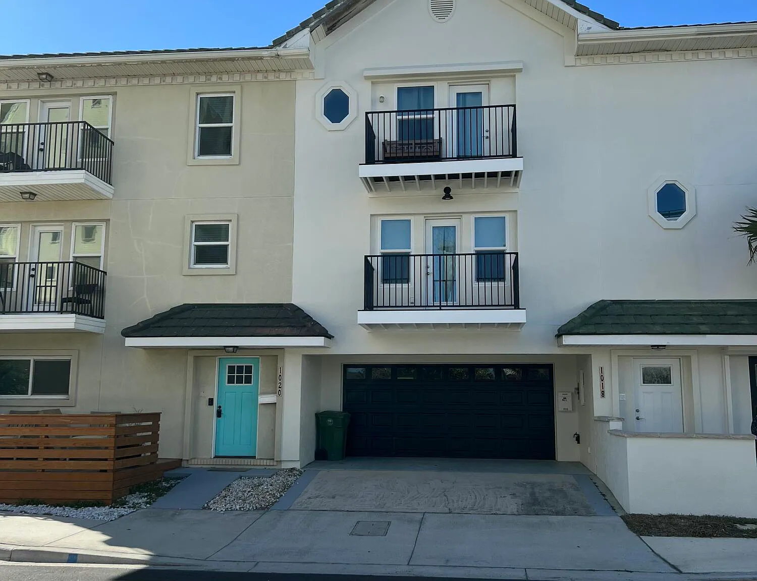 3 bed, 2.5 bath, 1648 sqft, $3,995 — Photo 2