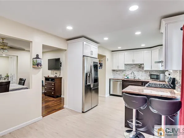702 Maple Hill Dr, Woodbridge, NJ 07095