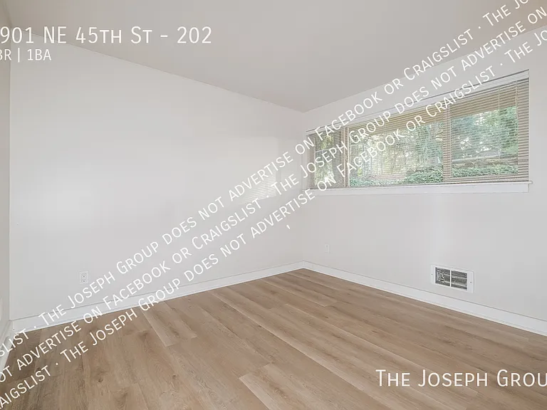 Laurelhurst — Photo 10