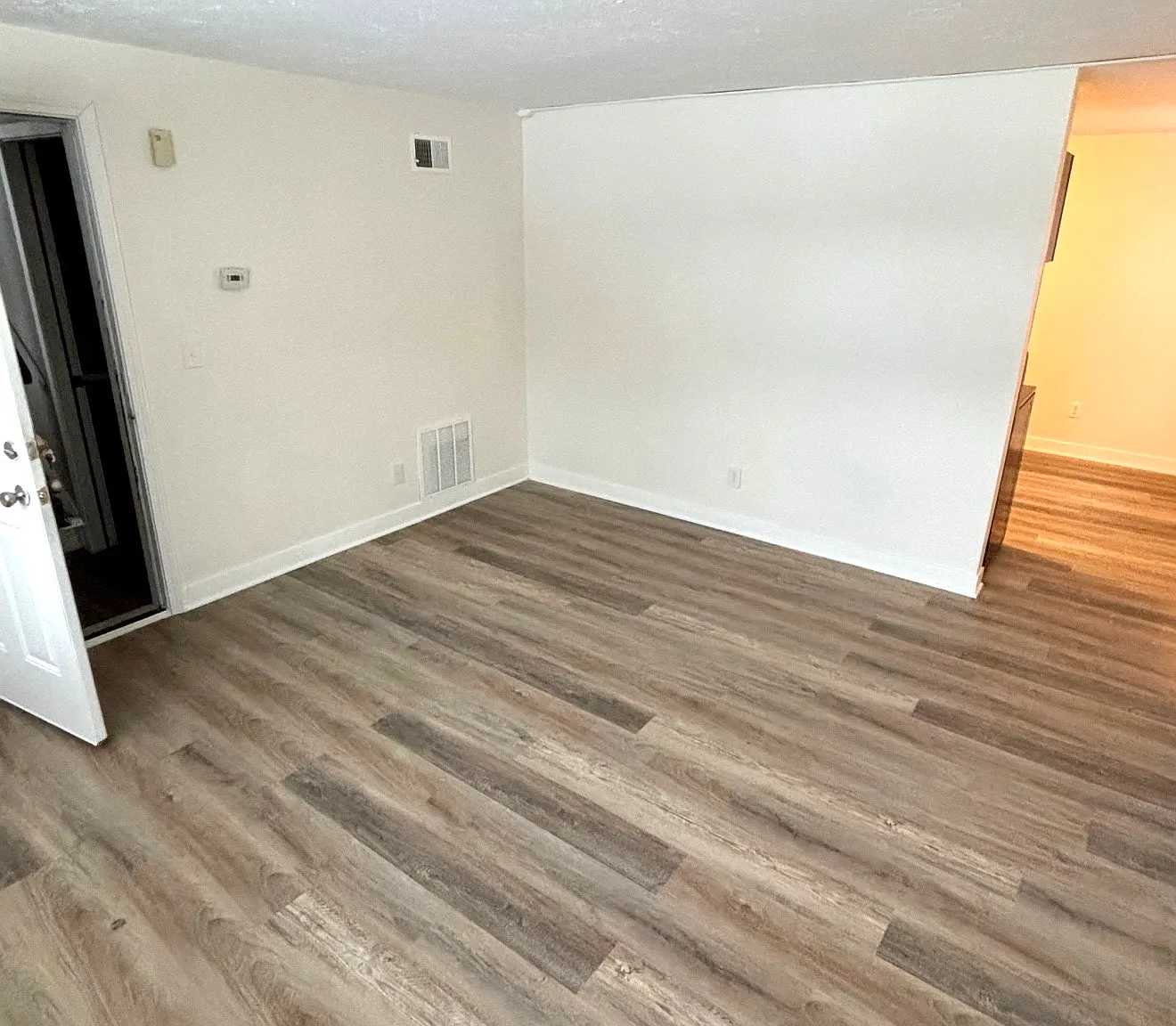 2 bed, 1000 sqft, $1,300 — Photo 2