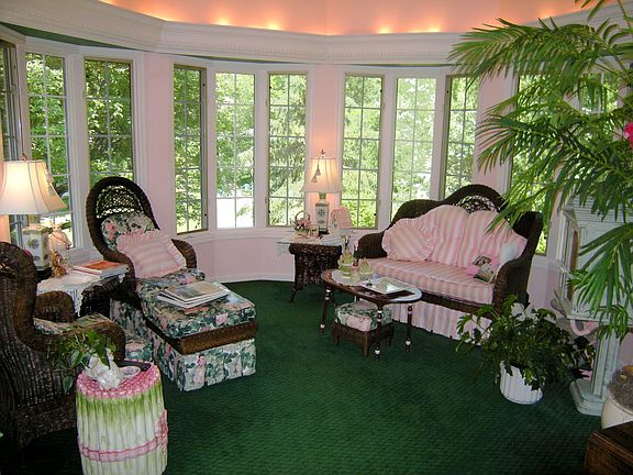 Breezy 4-season Gazebo room overlooking ponds and gardens.