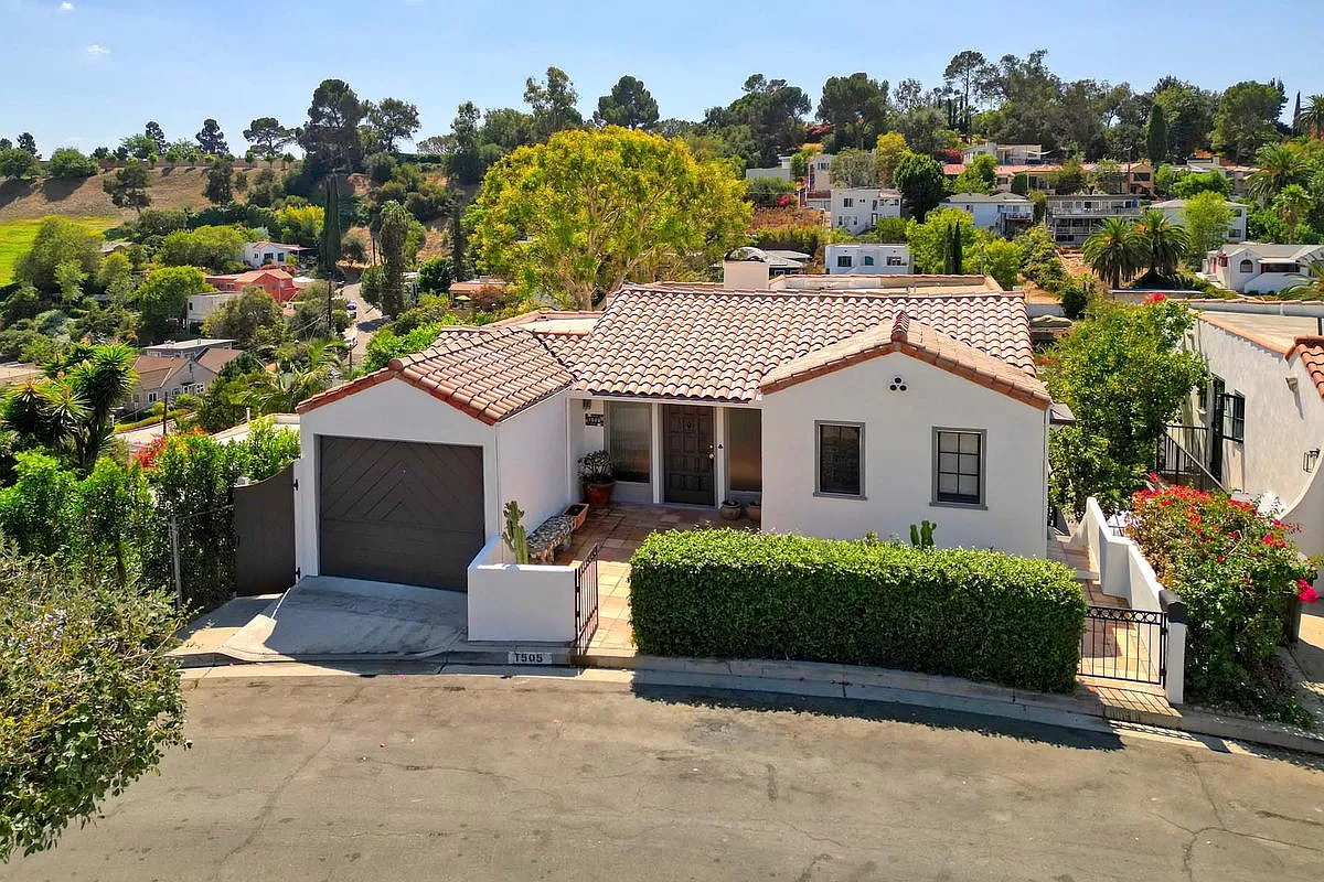 3 bed, 2.0 bath, 1811 sqft, $5,000 — Photo 1