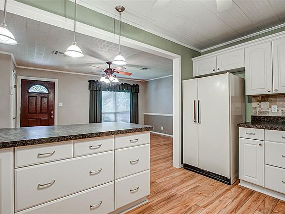 4th image of 102 Brazos St
