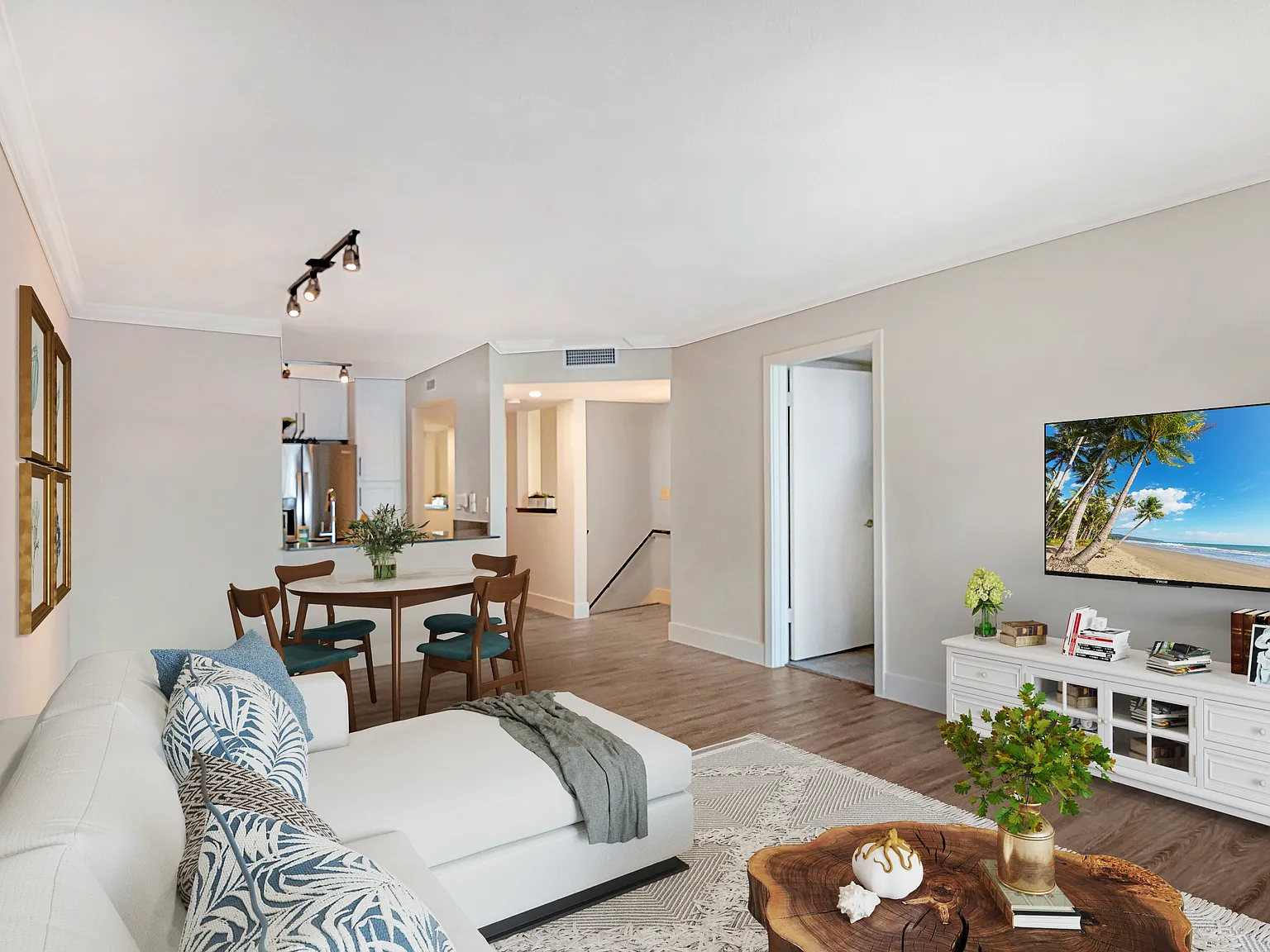 St. Tropez Apartments — Photo 4