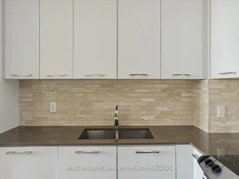 9471 Yonge St #230 — Photo 8