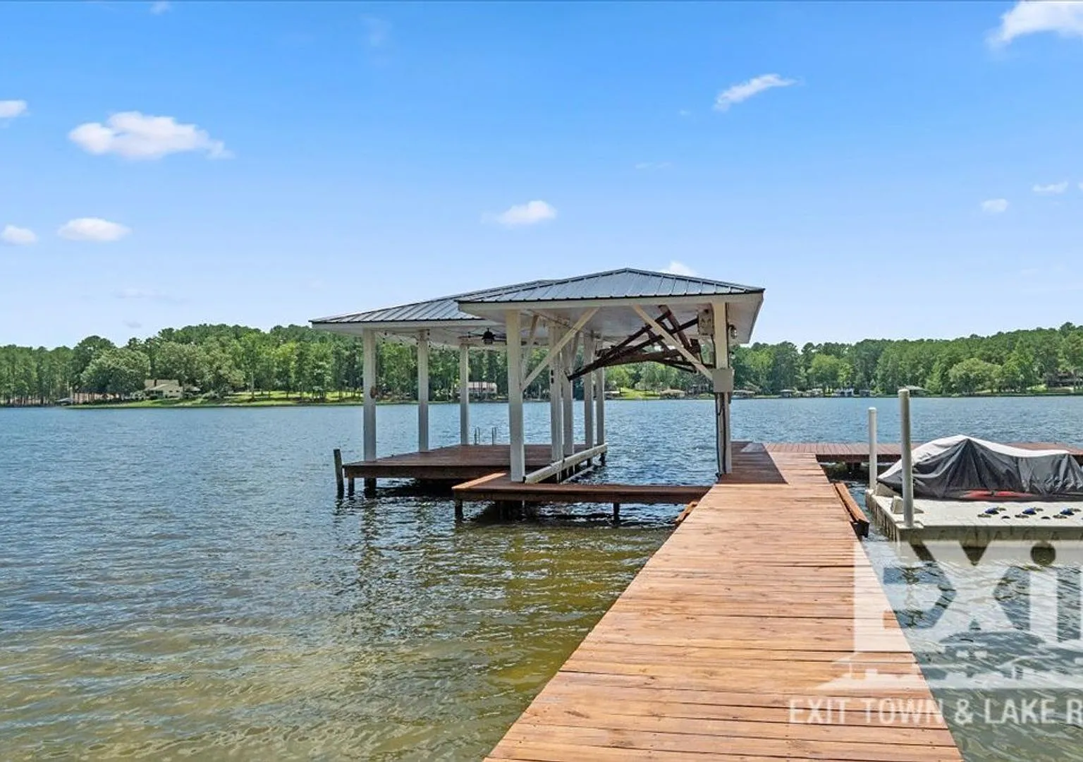 Gorgeous Waterfront Property with 4 Bedrooms, 3 Bathrooms in Dogwood Acres! — Photo 2