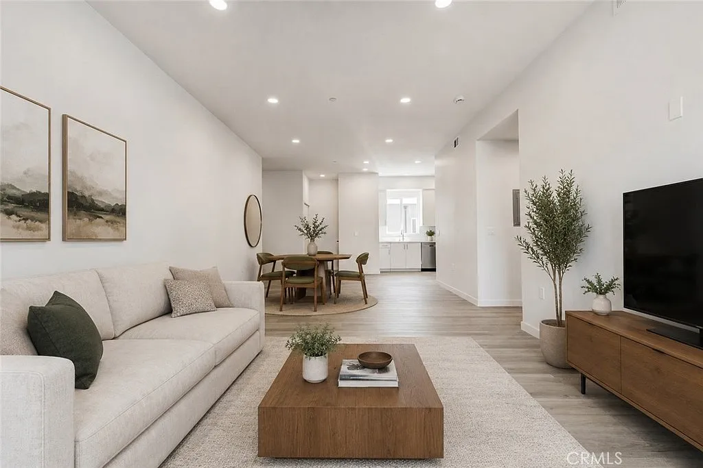 3 bed, 1426 sqft, $3,200 — Photo 2