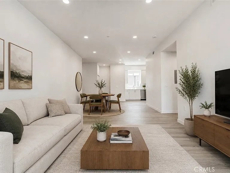 14810 Delano St #406 — Photo 2