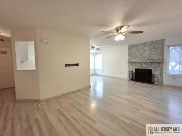 9 Chatham Sq, Parlin, NJ 08859