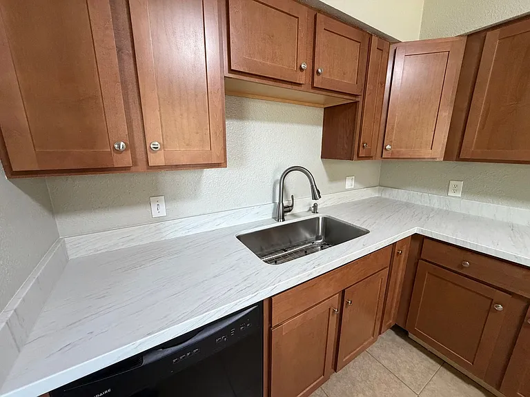 Twin Palms Apartments — Photo 3