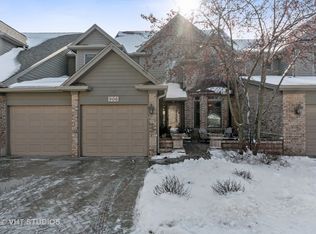 906 Oak Crest Ln, Saint Charles, IL 60175