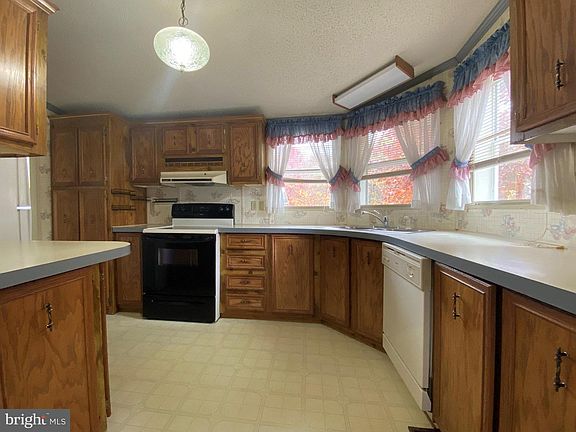 4th image of 73 Meadow Run Pl