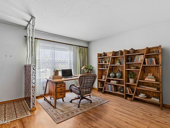 4th image of 5432 Edmonton Ave