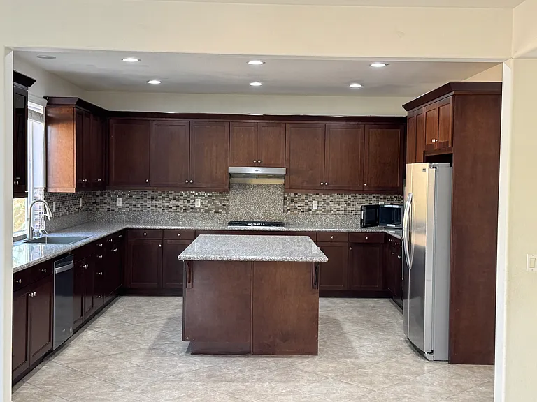 Gourmet Kitchen
Fully Tiled