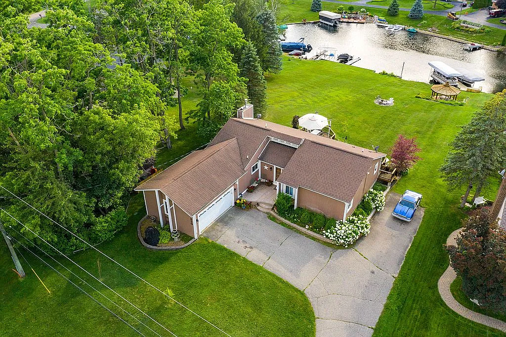 330 Pine Tree Rd photo 1