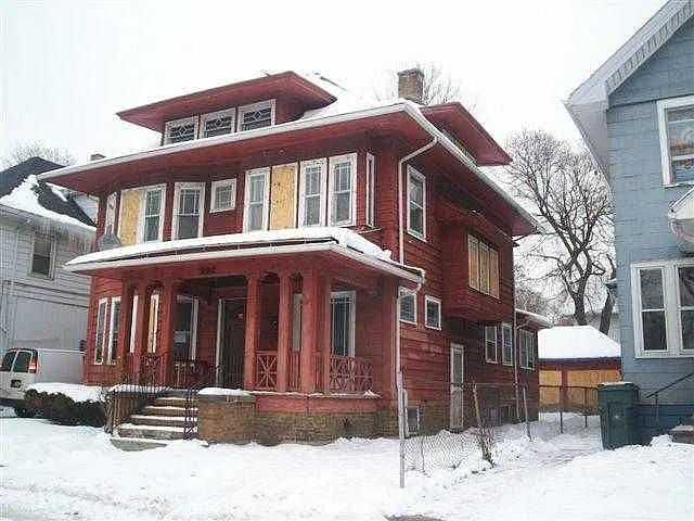 902 Dewey Ave photo 1