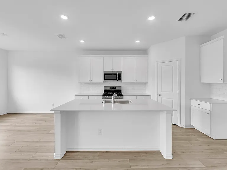 8425 Honeylocust St — Photo 8