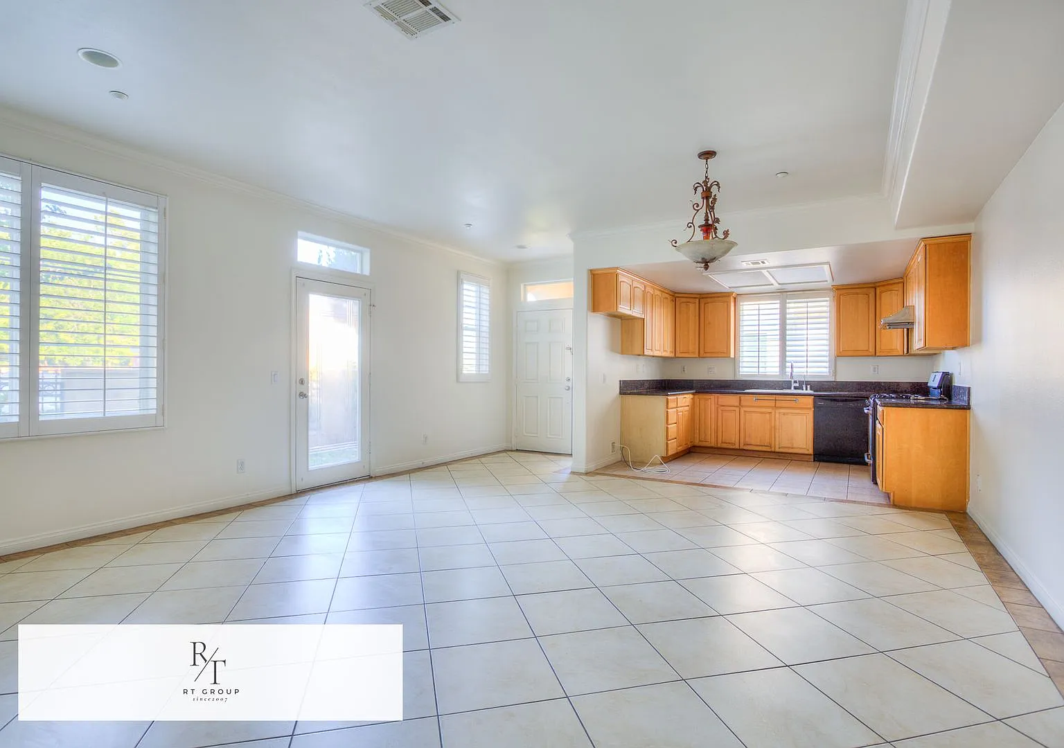 Beautiful 4 Bedroom Home with 3-Car Attached Garage — Photo 4