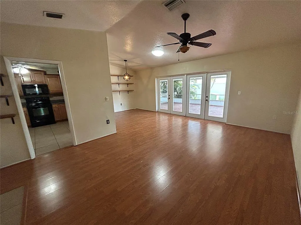 3 bed, 2.0 bath, 1291 sqft, $2,400 — Photo 3
