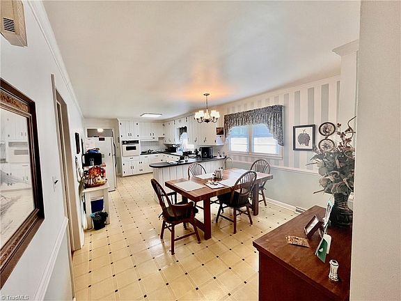 5th image of 364 Woods Ln